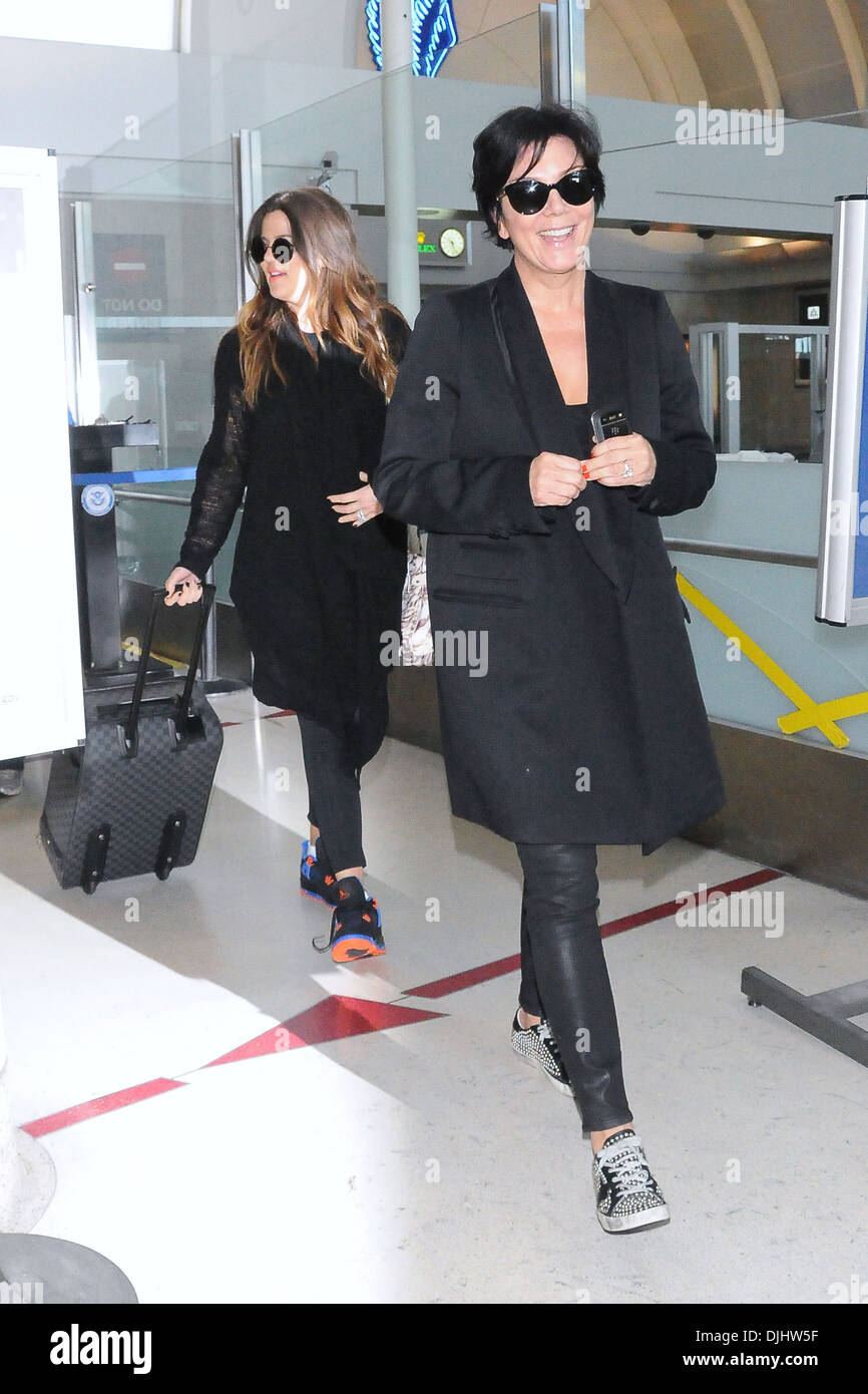 Khloe Kardashian et sa mère Kris Jenner a vu arriver à l'aéroport de LAX  Los Angeles Caliifornia - 23.05.12 Photo Stock - Alamy