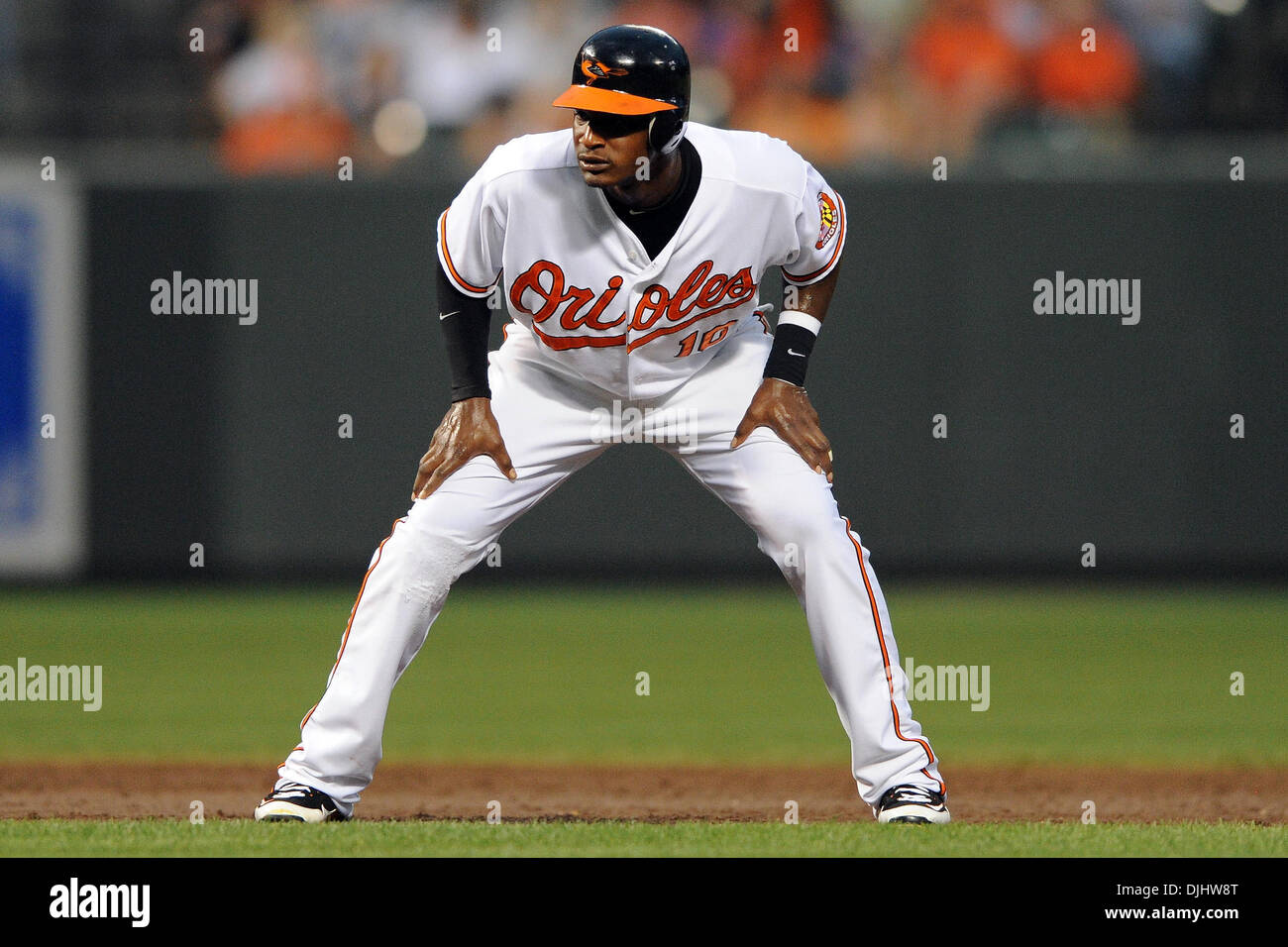 Août 04, 2010 - Baltimore, Maryland, États-Unis d'Amérique - 04 août 2010 : Baltimore Orioles champ centre Adam Jones (10) la deuxième base après avoir frappé un double dans la première manche contre le Los Angeles Angels à Camden Yards de Baltimore, MD...crédit obligatoire : Russell Tracy / Southcreek Global (Image Crédit : Â© Southcreek/ZUMApress.com) mondial Banque D'Images