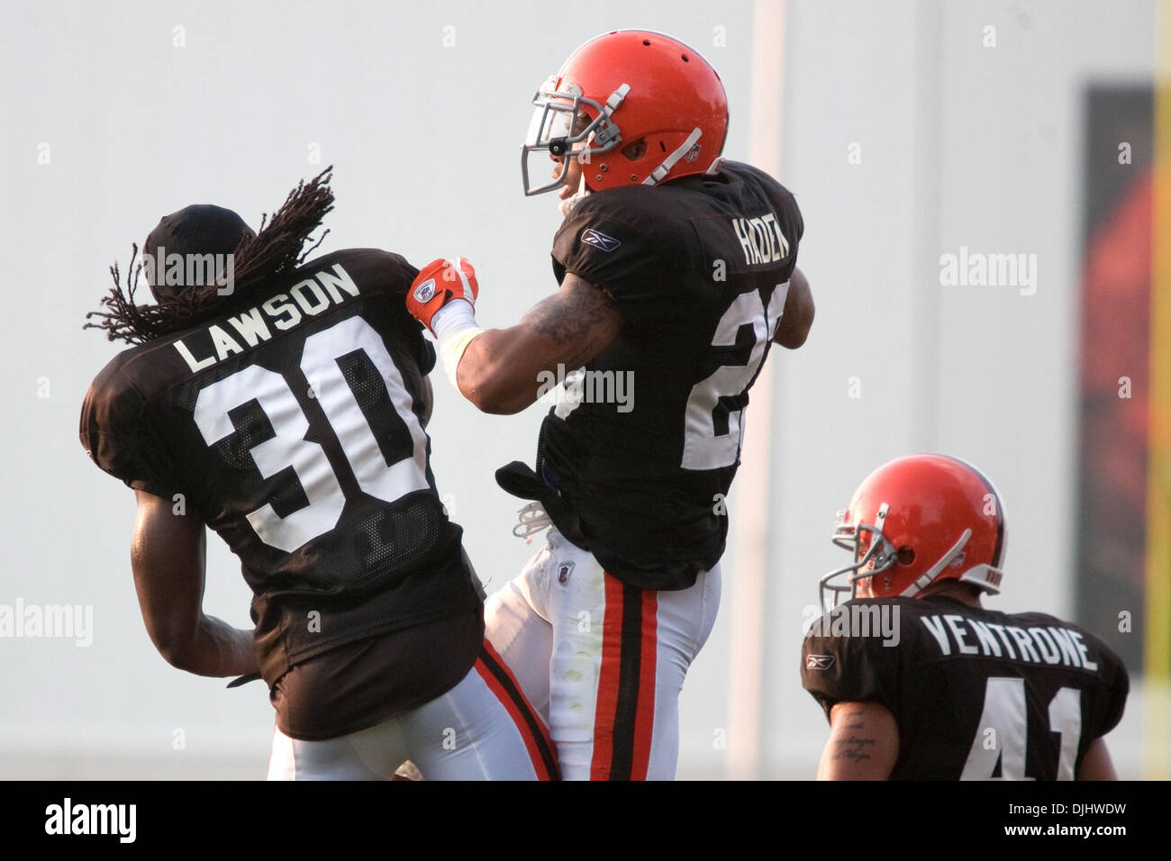 Août 04, 2010 - Berea, Ohio, États-Unis d'Amérique - 04 août 2010 : Cleveland Browns défensifs GERARD LAWSON (30) et JOE HADEN (23) célébrer après HADEN s'est brisé une passe dans la zone des exercices au cours de la soirée à la session de 2010 des Cleveland Browns NFL training camp à Berea, OH. Crédit obligatoire : Frank Jansky / Southcreek Global (Image Crédit : © Southcreek Global/ZU Banque D'Images