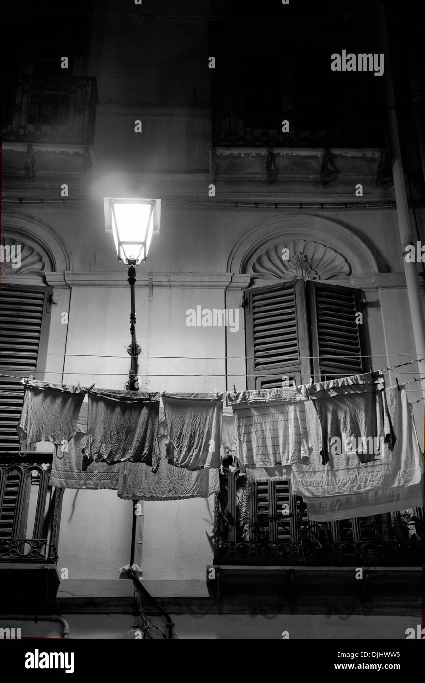 Lampadaires en italien ville la nuit à Cagliari - Sardaigne Banque D'Images