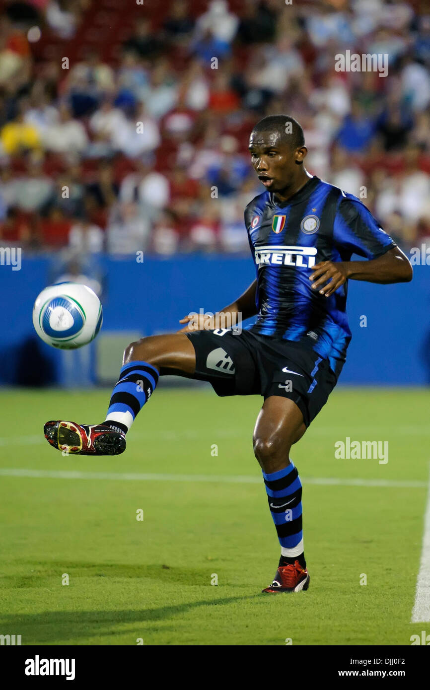 05 août 2010 - Frisco, Texas, États-Unis d'Amérique - 05 août 2010 : l'avant de l'Inter de Milan Samuel Eto'o (9) s'arrête le ballon que la Ligue des Champions de l'Inter Milan étroits FC Dallas 2-2 chez Pizza Hut Park, Frisco, Texas. Crédit obligatoire : Steven Leija / Southcreek Global (Image Crédit : © Southcreek/ZUMApress.com) mondial Banque D'Images