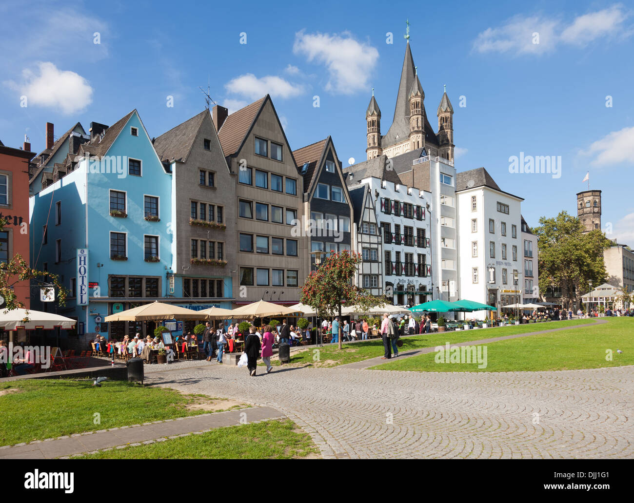 Le suis Leystapel à Cologne, le Riverside Park et street qui est un endroit populaire pour les restaurants. Banque D'Images Le suis Leystapel à Cologne, le Riverside Park et street qui est un endroit populaire pour les restaurants. Banque D'Images