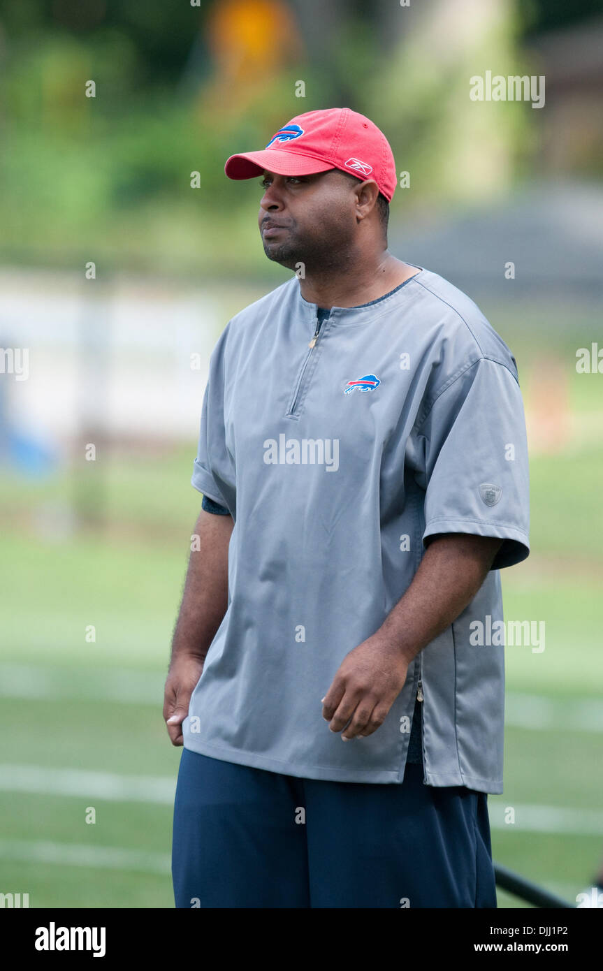 06 août 2010 - Webster, New York, États-Unis d'Amérique - Août 6, 2010 : Buffalo Bills de coordonnateur offensif et entraîneur des demis en MODKINS CURTIS lors d'un camp de formation session à Saint John Fisher College à Pittsford, New York..Crédit Obligatoire -Mark Konezny / Southcreek Global. (Crédit Image : © Global/ZUMApress.com) Southcreek Banque D'Images