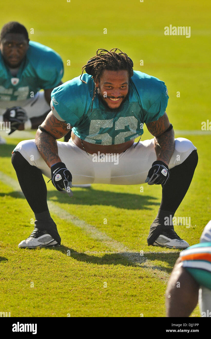 06 août 2010 - Davie, Floride, États-Unis d'Amérique - 06 août 2010 : Miami Dolphins LB Channing Crowder (52) s'étend au cours de la pratique au niveau de l'équipe de formation du camp dans la Nova Southeastern University à Davie, Floride..Mandatory Credit : Ron Hurst / Southcreek Global. (Crédit Image : © Global/ZUMApress.com) Southcreek Banque D'Images