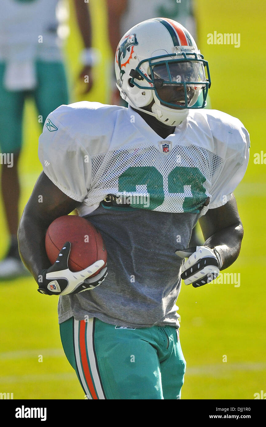 06 août 2010 - Davie, Floride, États-Unis d'Amérique - 06 août 2010 : Miami Dolphins RB Ronnie Brown (23) l'air en bonne santé pendant la pratique au niveau de l'équipe de formation du camp dans la Nova Southeastern University à Davie, Floride..Mandatory Credit : Ron Hurst / Southcreek Global. (Crédit Image : © Global/ZUMApress.com) Southcreek Banque D'Images