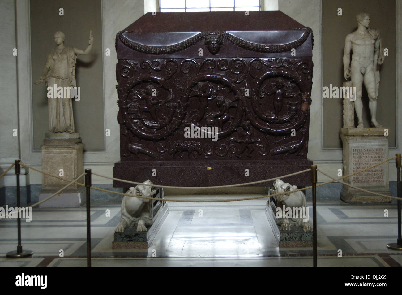 Le sarcophage de Constantina décorées avec erotes ailé qui sont la récolte du raisin et du vin. Le porphyre rouge. Banque D'Images