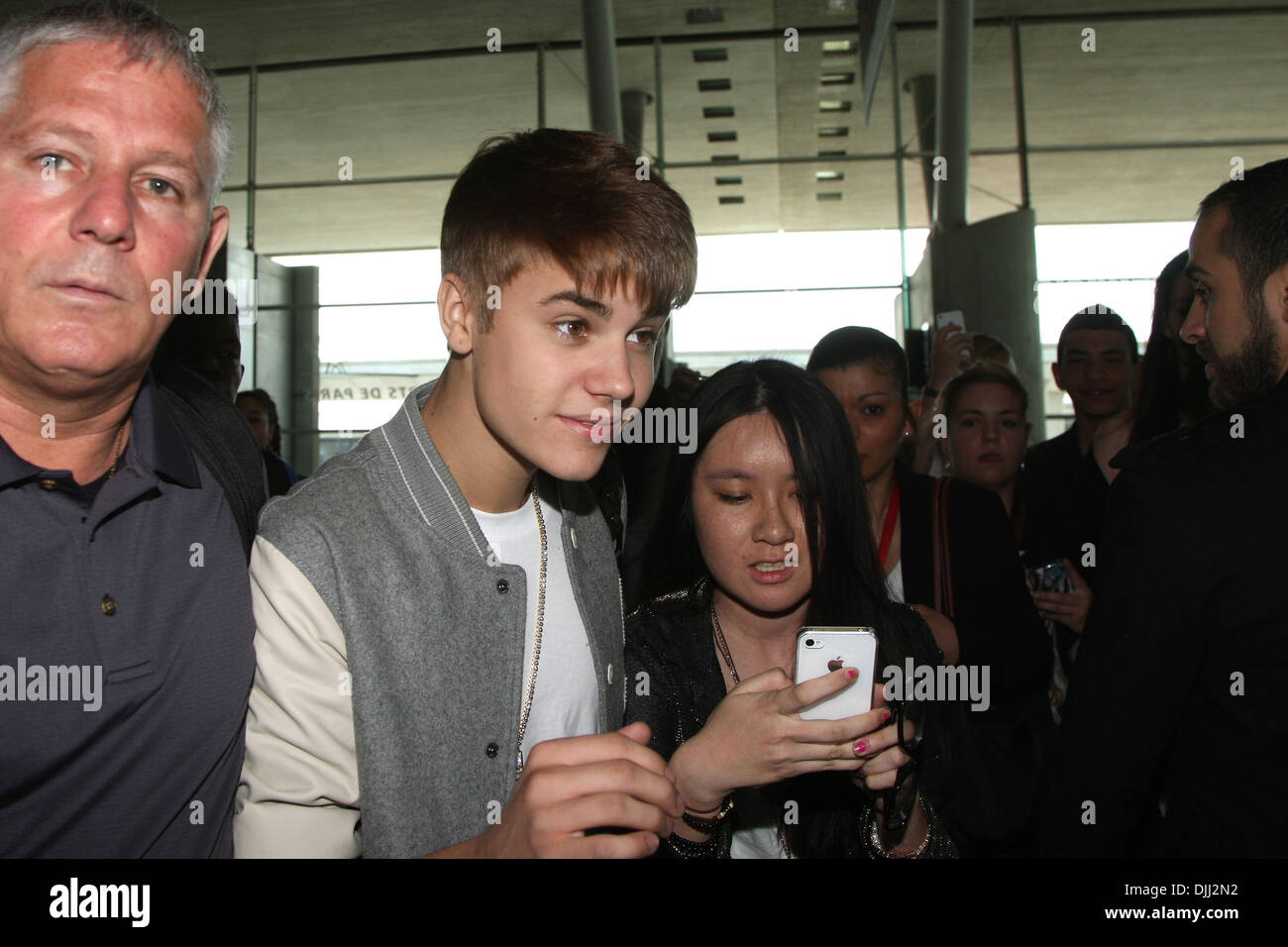 Justin Bieber est assailli par les fans à l'aéroport Charles de Gaulle à Paris, France - 02.06.12 & Banque D'Images