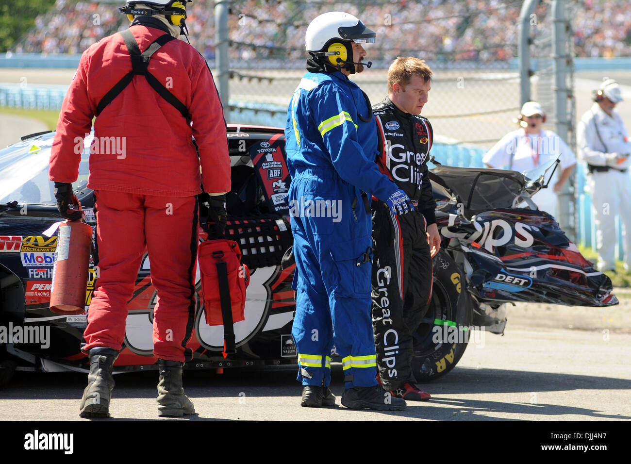 07 août 2010 - Watkins Glen, New York, États-Unis d'Amérique - 7 août 2010 : Un étourdi JASON LEFFLER (droite) est aidé de sa voiture après un accident de voiture multi-23 que le drapeau rouge dans la série Nationwide Zippo 200 équipages tout en course la piste nettoyée à Watkins Glen International à Watkins Glen, NEW YORK..Mandatory Crédit : Michael Johnson / Southcreek Global (Image Crédit : © Sout Banque D'Images