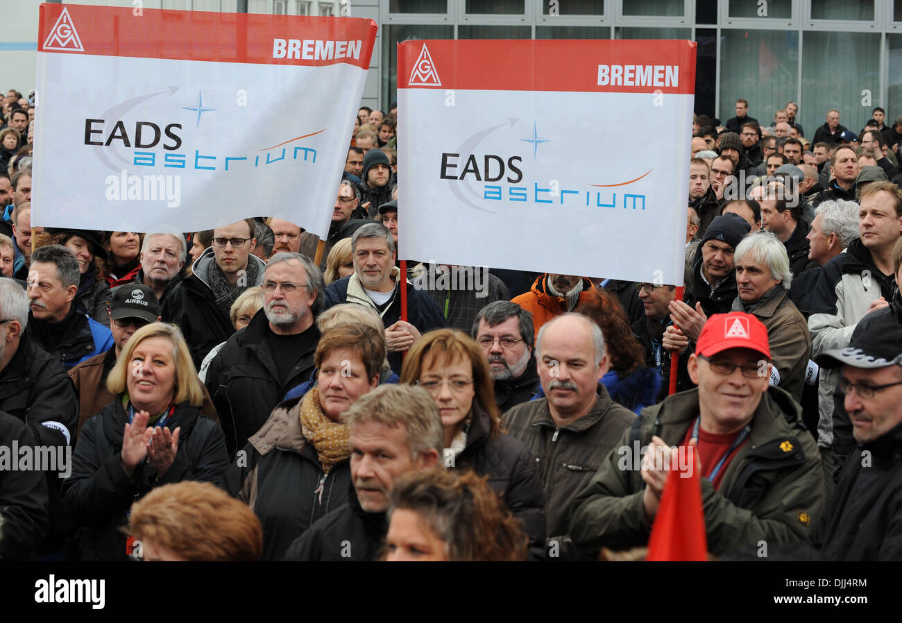 Les employés d'Airbus et EADS Astrium démontrer hors de portes de l'entreprise contre les licenciements à la European Aeronautic Defence and Space Company (EADS) à Brême (Allemagne), 28 novembre 2013. Photo : CARMEN JASPERSEN Banque D'Images