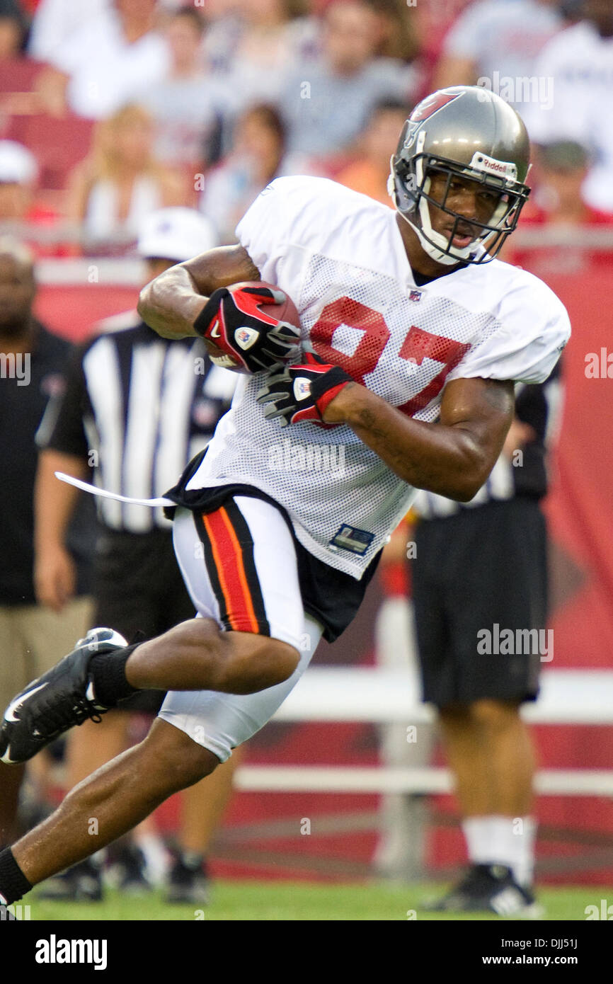 07 août 2010 - Tampa, Floride, États-Unis d'Amérique - 7 août 2010 : Tampa Buccaneers WR PRESTON PARKER (# 87) de course et de décisions prises au cours des exercices de l'équipe du camp d'entraînement de nuit au Raymond James Stadium de Tampa, Floride. Crédit obligatoire - Anthony Smith / Southcreek Global (Image Crédit : © Southcreek/ZUMApress.com) mondial Banque D'Images