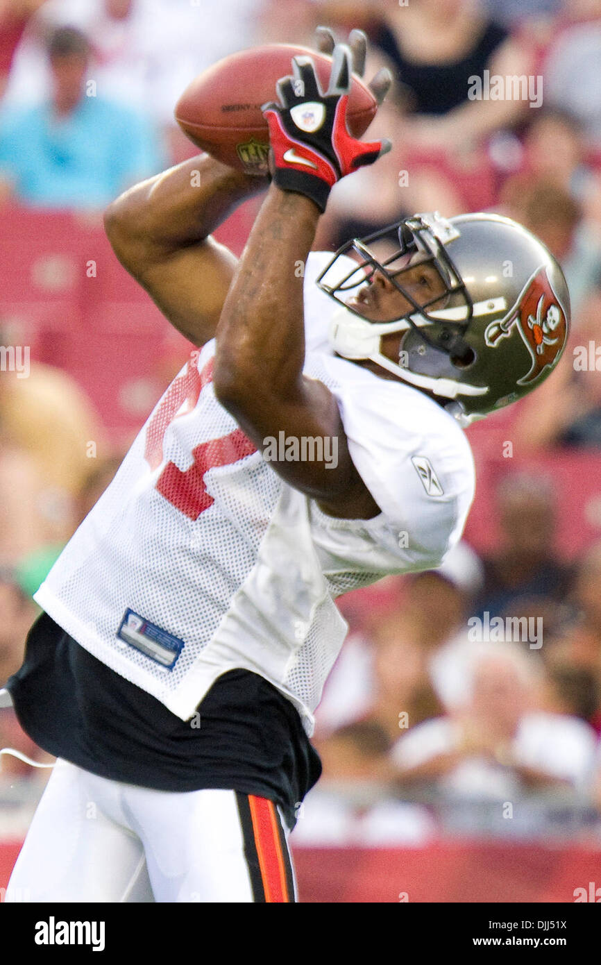 07 août 2010 - Tampa, Floride, États-Unis d'Amérique - 7 août 2010 : Tampa Buccaneers WR PRESTON PARKER (# 87) de course et de décisions prises au cours des exercices de l'équipe du camp d'entraînement de nuit au Raymond James Stadium de Tampa, Floride. Crédit obligatoire - Anthony Smith / Southcreek Global (Image Crédit : © Southcreek/ZUMApress.com) mondial Banque D'Images