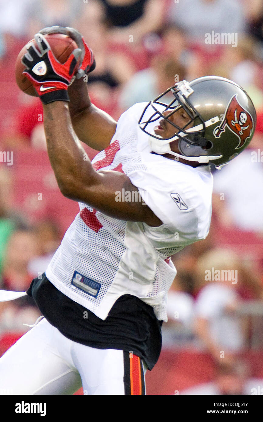 07 août 2010 - Tampa, Floride, États-Unis d'Amérique - 7 août 2010 : Tampa Buccaneers WR PRESTON PARKER (# 87) de course et de décisions prises au cours des exercices de l'équipe du camp d'entraînement de nuit au Raymond James Stadium de Tampa, Floride. Crédit obligatoire - Anthony Smith / Southcreek Global (Image Crédit : © Southcreek/ZUMApress.com) mondial Banque D'Images