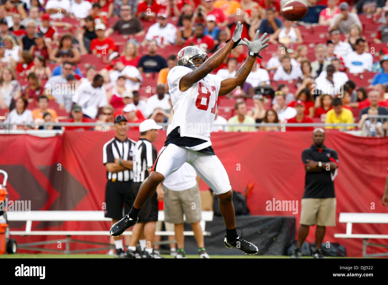 07 août 2010 - Tampa, Floride, États-Unis d'Amérique - 7 août 2010 : Tampa Buccaneers WR PRESTON PARKER (# 87) de course et de décisions prises au cours des exercices de l'équipe du camp d'entraînement de nuit au Raymond James Stadium de Tampa, Floride. Crédit obligatoire - Anthony Smith / Southcreek Global (Image Crédit : © Southcreek/ZUMApress.com) mondial Banque D'Images