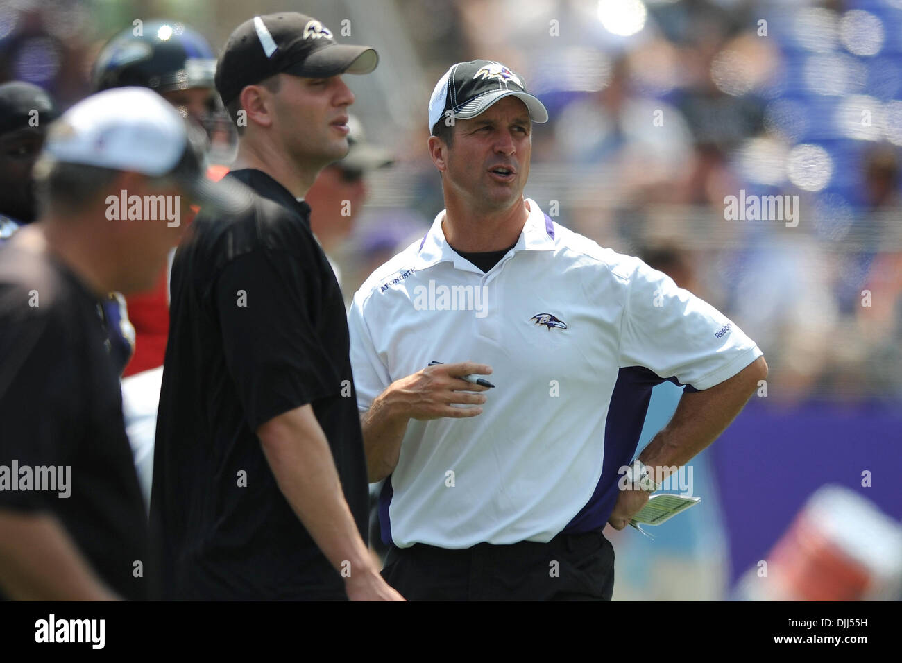 07 août 2010 - Baltimore, Maryland, États-Unis d'Amérique - Août 07, 2010 Baltimore Ravens : entraîneur-chef John Harbaugh pendant les corbeaux camp d'entraînement à la M&T Bank Stadium à Baltimore, MD...crédit obligatoire : Russell Tracy / Southcreek Global (Image Crédit : Â© Southcreek/ZUMApress.com) mondial Banque D'Images