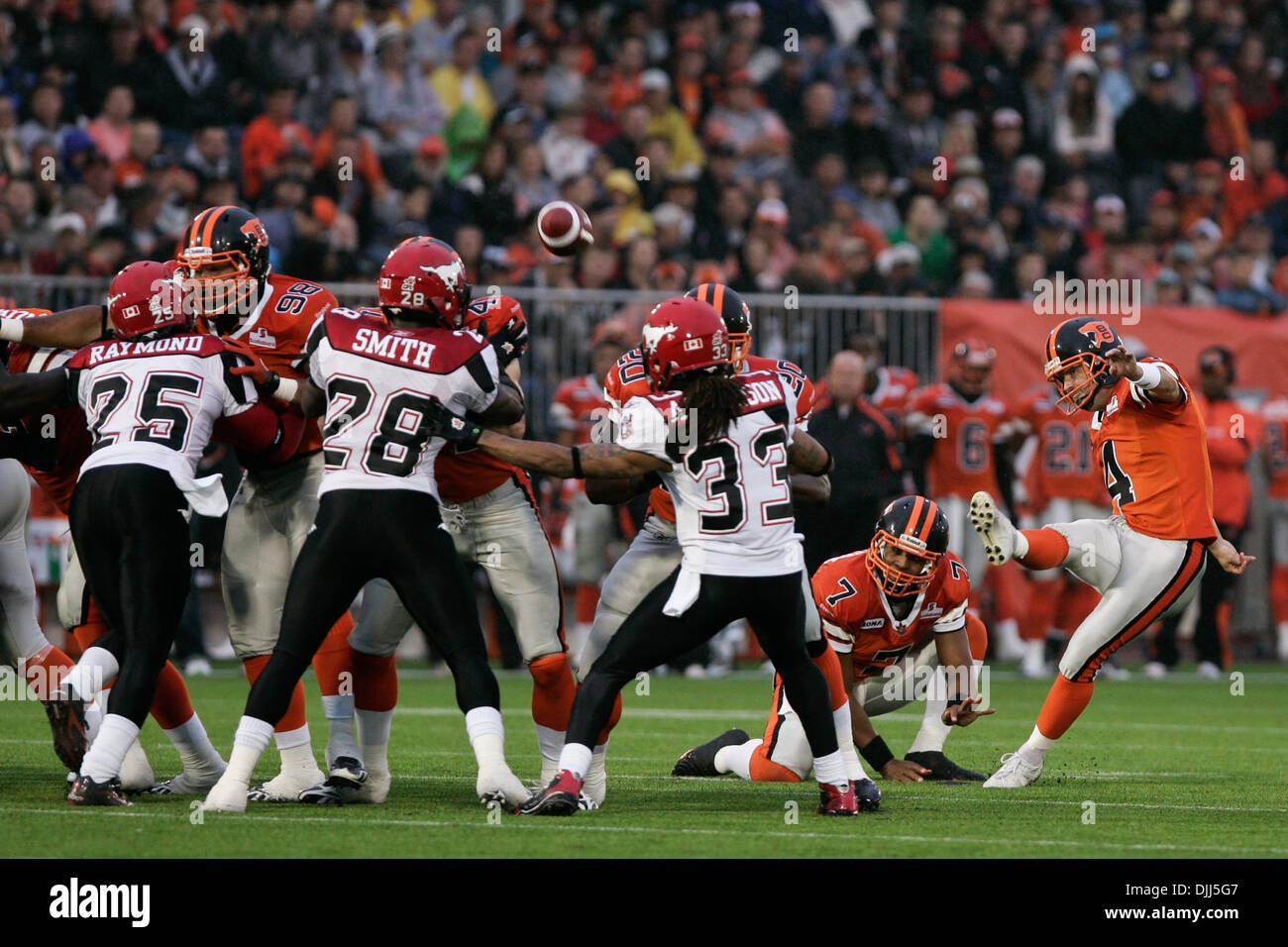 07 août, 2010 - Vancouver, Colombie-Britannique, Canada - 7 août : BC Lions # 4 K Paul McCallum frappe la balle pour 2 points tandis que # 7 QB Jarious Jackson détient le ballon, Calgary a remporté 27 à 22 pendant le jeu de la LCF à l'Empire Field à Vancouver en Colombie-Britannique. Crédit obligatoire : James Healey / Southcreek Global (Image Crédit : © Southcreek/ZUMApress.com) mondial Banque D'Images