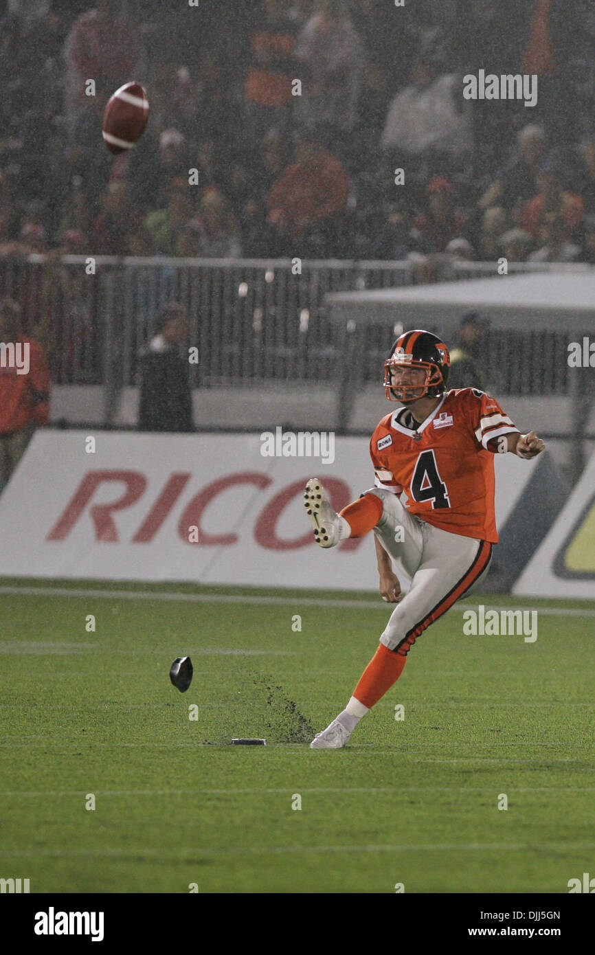 07 août, 2010 - Vancouver, Colombie-Britannique, Canada - 7 août : BC Lions # 4 K Paul McCallum barques à fond le ballon pour la dernière fois pendant le jeu, Calgary a remporté 27 à 22 pendant le jeu de la LCF à l'Empire Field à Vancouver en Colombie-Britannique. Crédit obligatoire : James Healey / Southcreek Global (Image Crédit : © Southcreek/ZUMApress.com) mondial Banque D'Images