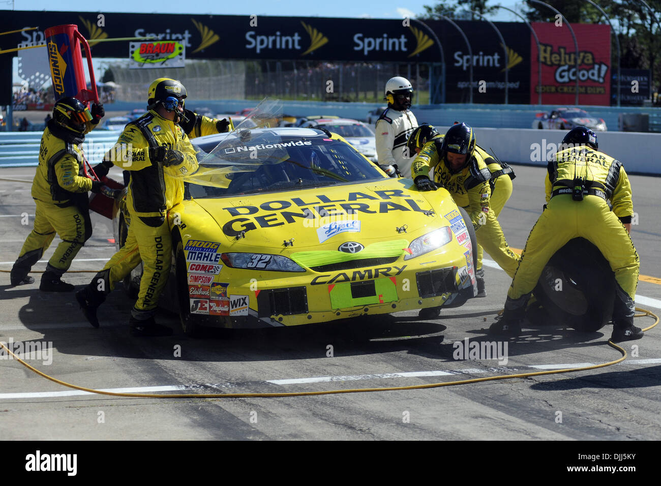 07 août 2010 - Watkins Glen, New York, États-Unis d'Amérique - 7 août 2010 : La Toyota Dollar General conduit par Jacques Villeneuve est assuré par le Braun Racing team fin la série Nationwide 200 Zippo course à Watkins Glen International, Watkins Glen, NEW YORK. Villeneuve a conduit la Toyota Dollar General d'une huitième place..Mandatory Crédit : Michael Johnson / Southcreek Banque D'Images
