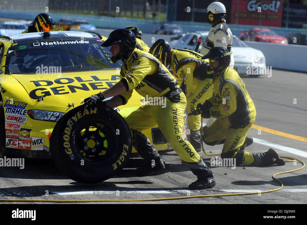 07 août 2010 - Watkins Glen, New York, États-Unis d'Amérique - 7 août 2010 : La Toyota Dollar General conduit par Jacques Villeneuve est assuré par le Braun Racing team fin la série Nationwide 200 Zippo course à Watkins Glen International, Watkins Glen, NEW YORK. Villeneuve a conduit la Toyota Dollar General d'une huitième place..Mandatory Crédit : Michael Johnson / Southcreek Banque D'Images