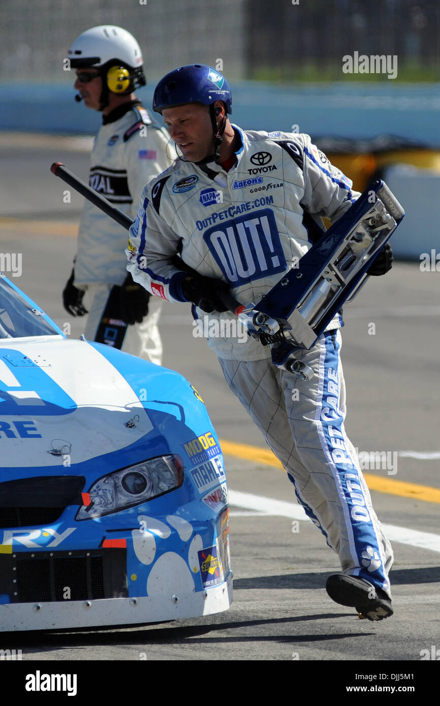 07 août 2010 - Watkins Glen, New York, États-Unis d'Amérique - 7 août 2010 : La jackman pour TREVOR BAYNE's # 99 courses Toyota autour de la voiture pendant le dernier pit stop à la série Nationwide 200 Zippo course à Watkins Glen International, Watkins Glen, NEW YORK..Mandatory Crédit : Michael Johnson / Southcreek Global (Image Crédit : © Southcreek/ZUMApress.com) mondial Banque D'Images