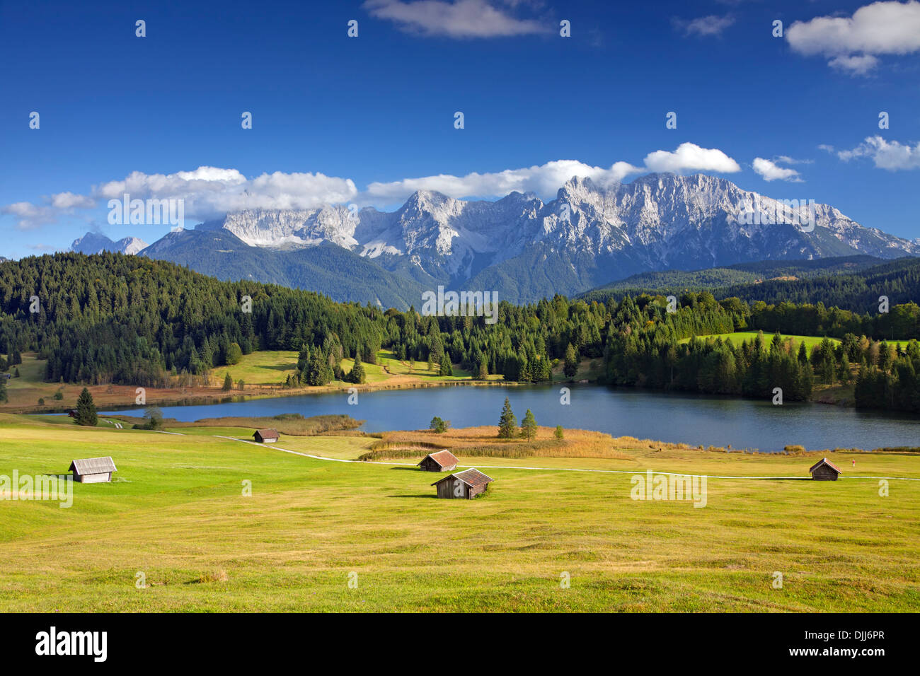 Le Karwendel et abris le long du lac Gerold / Geroldsee près de Mittenwald, Haute-Bavière, Allemagne Banque D'Images