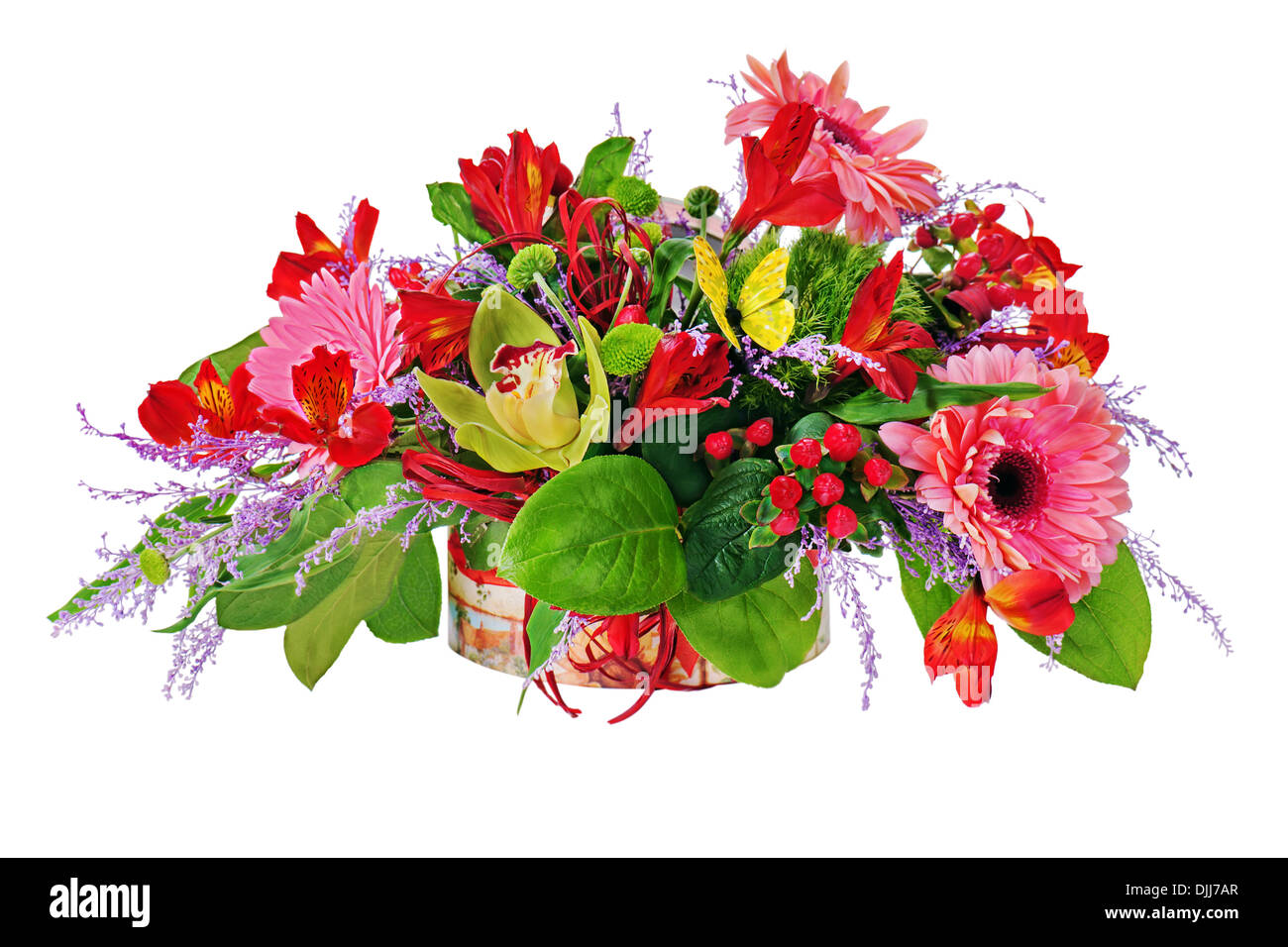 Arrangement de fleurs de lys, gerbera et orchidées dans la poitrine en carton isolé sur blanc. Libre. Banque D'Images