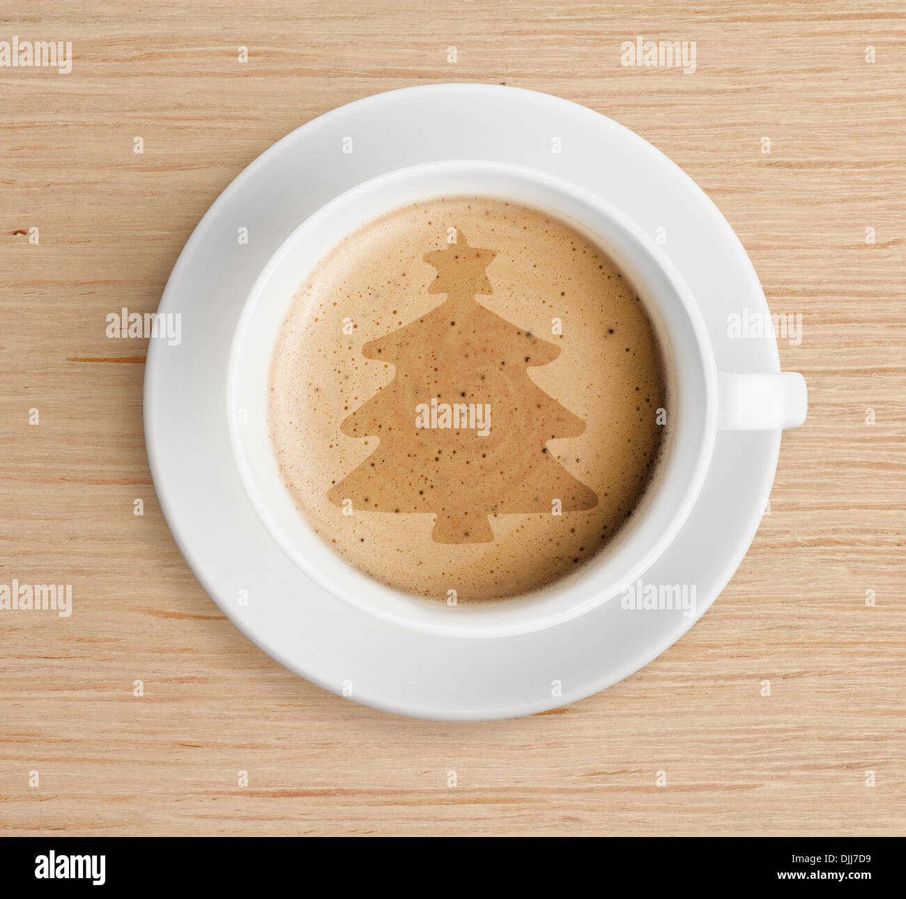 Tasse de café avec de la mousse sur la forme de l'arbre de Noël Banque D'Images