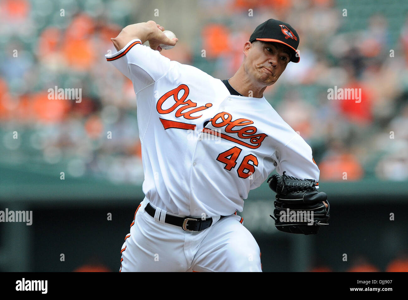 08 août 2010 - Baltimore, Maryland, États-Unis d'Amérique - Août 08, 2010 : le lanceur partant des orioles de Baltimore, Jeremy Guthrie (46) fait un pas lors de la sixième manche de l'après-midi dimanche match contre les White Sox de Chicago au Camden Yards de Baltimore, MD. Score à égalité 1 à 5 manches...crédit obligatoire : Russell Tracy / Southcreek Global (Image Crédit : Â© Southcreek Banque D'Images