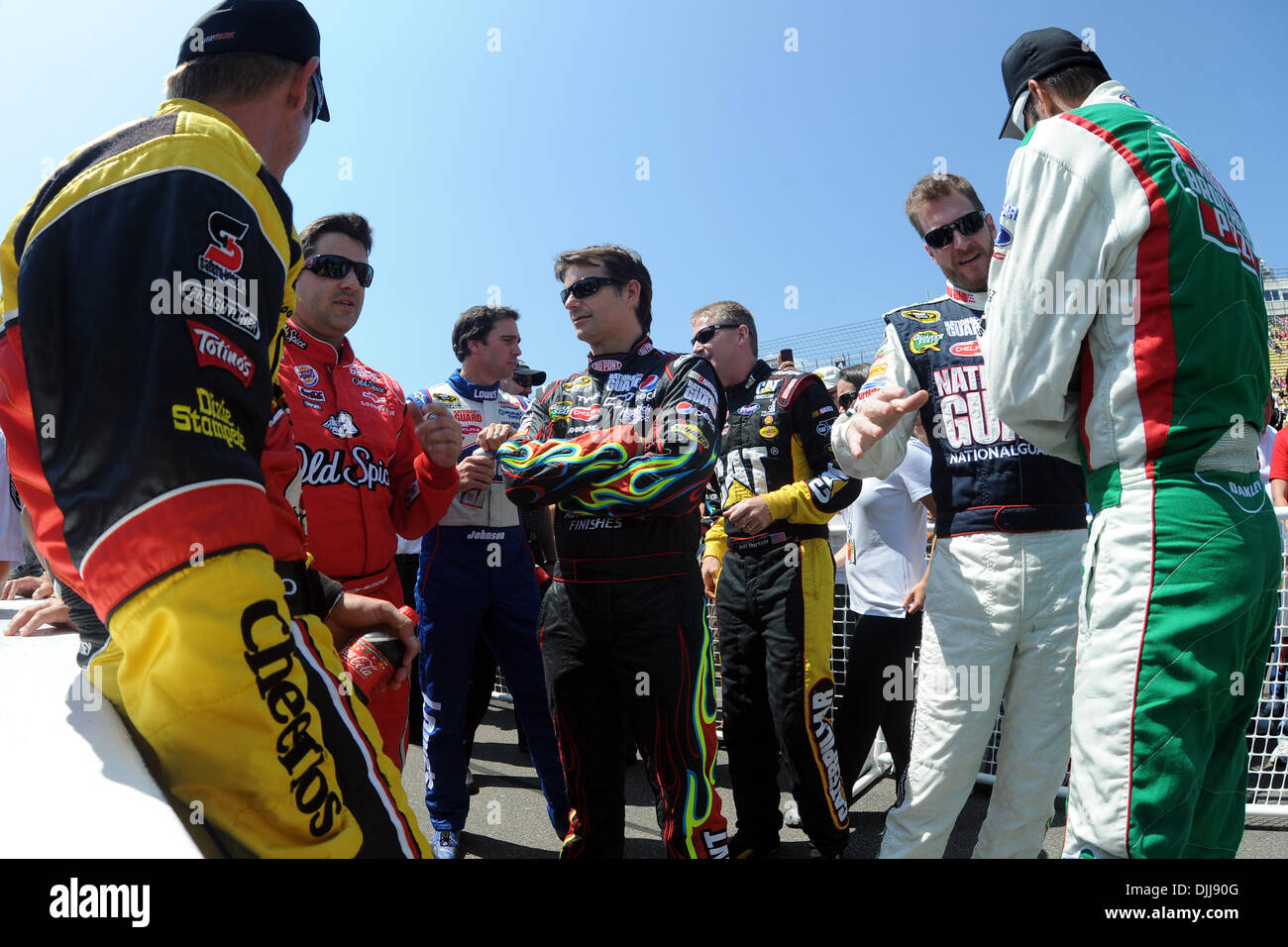 08 août 2010 - Watkins Glen, New York, États-Unis d'Amérique - Août 8, 2010 : les pilotes de la Coupe Sprint (de gauche à droite) Clint Bowyer, Tony Stewart et Jeff Gordon parler le long du côté de Dale Earnhardt Jr. et Elliott Sadler avant l'introduction du pilote pour l'Heluva bon ! Crème sure Dips au Glen Sprint Cup course à Watkins Glen International, Watkins Glen, NEW YORK..Mandatory Crédit : Michael J Banque D'Images