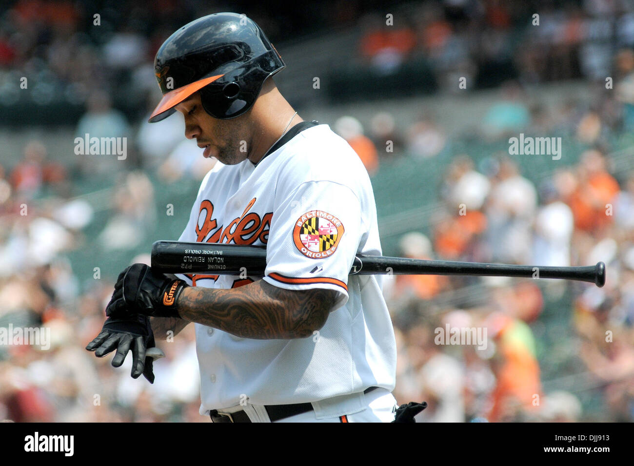 08 août 2010 - Baltimore, Maryland, États-Unis d'Amérique - Août 08, 2010 : Baltimore Orioles de troisième but Josh Bell (25) étapes jusqu'à la plaque lors de la deuxième manche du jeu du dimanche après-midi contre les White Sox de Chicago au Camden Yards de Baltimore, MD. Les orioles défait les White Sox 4-3...crédit obligatoire : Russell Tracy / Southcreek Global (Image Crédit : Â© Southcr Banque D'Images