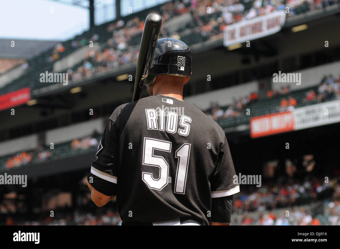 08 août 2010 - Baltimore, Maryland, États-Unis d'Amérique - Août 08, 2010 : White Sox de Chicago center fielder Alex Rios (51) attend dans le cercle sur le pont au cours de la troisième manche du match de dimanche après-midi contre les Orioles de Baltimore à Camden Yards de Baltimore, MD. Les orioles défait les White Sox 4-3...crédit obligatoire : Russell Tracy / Southcreek Global (Image Crédit : Â© S Banque D'Images