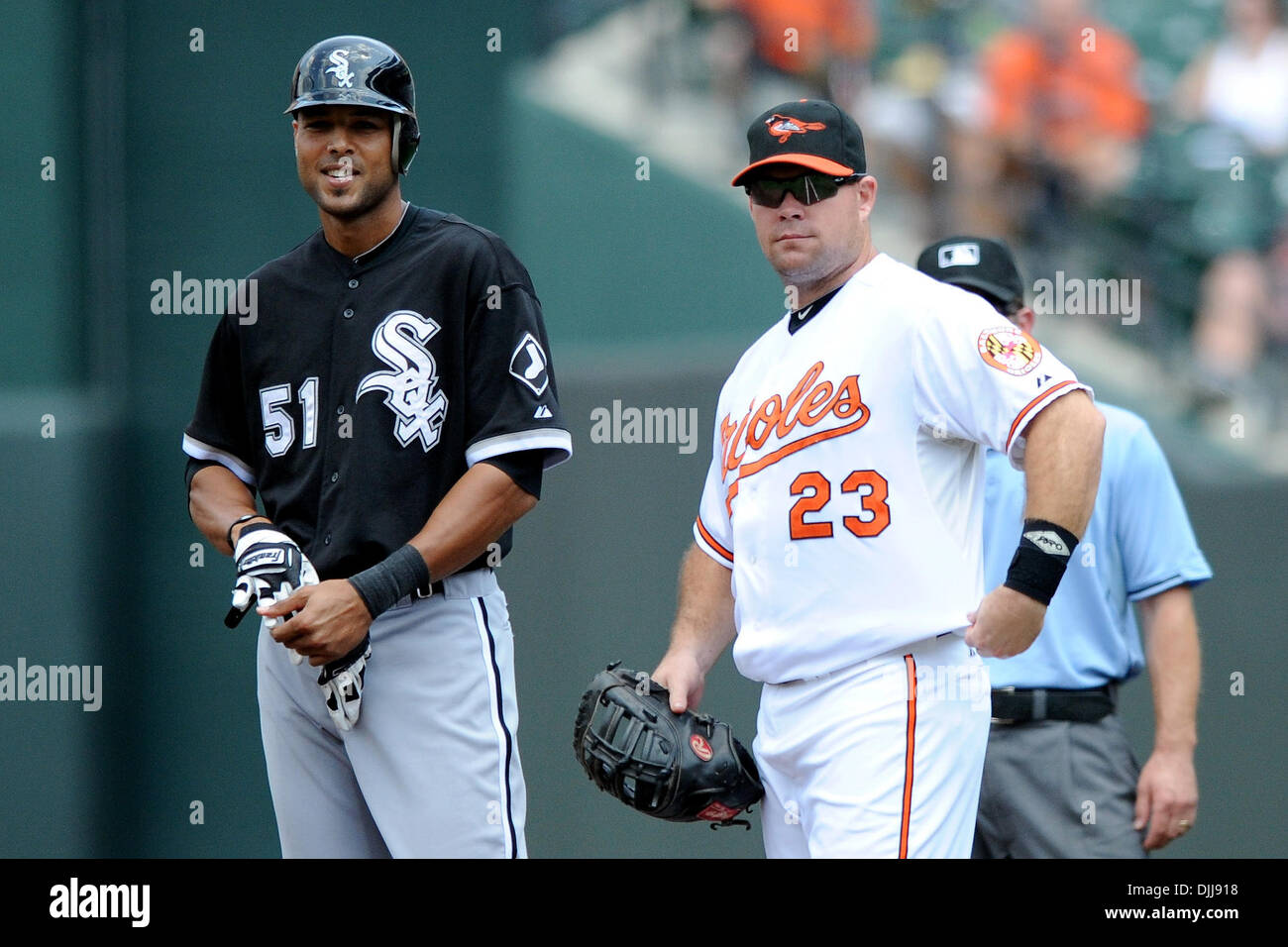 08 août 2010 - Baltimore, Maryland, États-Unis d'Amérique - Août 08, 2010 : White Sox de Chicago center fielder Alex Rios (51) et le joueur de premier but des orioles de Baltimore, Ty Wigginton (23) ont une conversion en première base au cours de la cinquième manche du match de dimanche après-midi à Camden Yards de Baltimore, MD. Les orioles défait les White Sox 4-3...crédit obligatoire : Russell Tracy / Southcree Banque D'Images