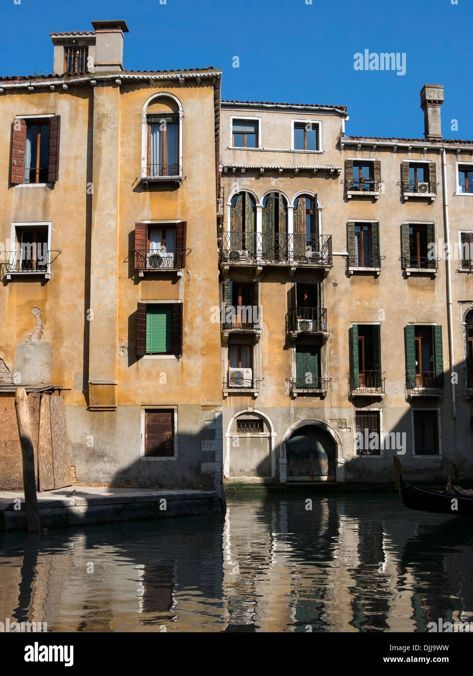 Réflexions d'anciens bâtiments de canal vénitien, Venise, Italie. Banque D'Images