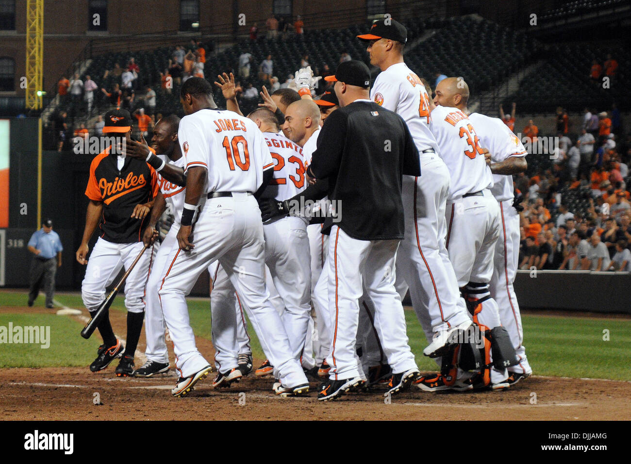 09 août 2010 - Baltimore, Maryland, États-Unis d'Amérique - Août 09, 2010 : Le Baltimore Orioles célébrer à la maison après le deuxième but de la plaque Brian Roberts a frappé un home run off marche dans la dixième manche pour remporter le match contre les White Sox de Chicago 3-2 at Camden Yards de Baltimore, MD...crédit obligatoire : Russell Tracy / Southcreek Global (Image Crédit : Â© Southcreek/ZUMAp mondial Banque D'Images