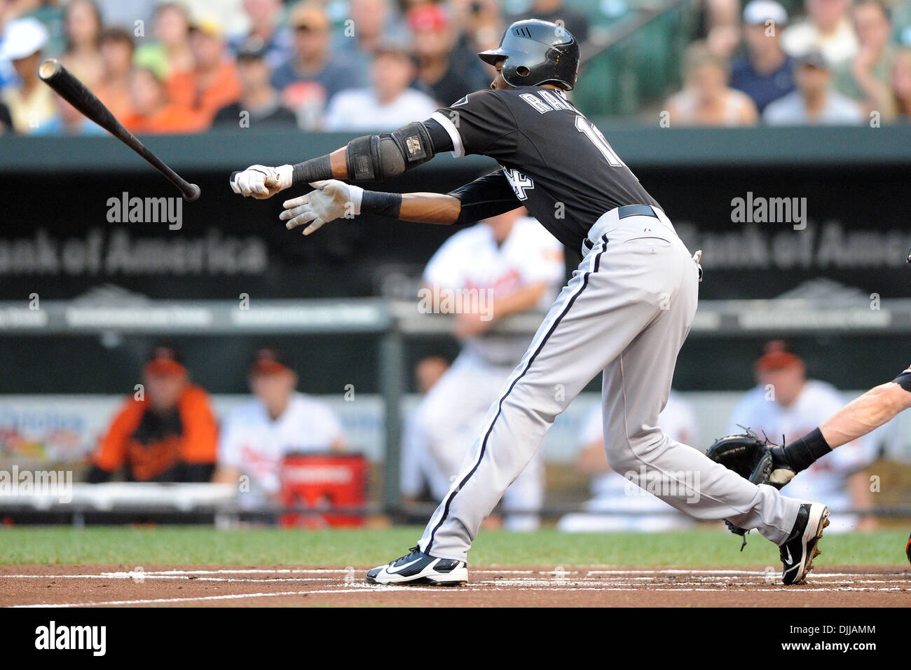 09 août 2010 - Baltimore, Maryland, États-Unis d'Amérique - Août 09, 2010 : Chicago White Sox shortstop Alexei Ramirez (10) perd son bat balançant au cours de la première manche du match de lundi soir contre les Orioles de Baltimore à Camden Yards de Baltimore, MD. Les Baltimore Orioles défait les White Sox de Chicago 3-2 avec un walk off home run par le deuxième but Brian Roberts dans le Banque D'Images