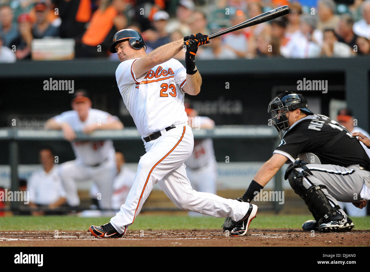 09 août 2010 - Baltimore, Maryland, États-Unis d'Amérique - Août 09, 2010 : Le joueur de premier but des orioles de Baltimore, Ty Wigginton (23) pivote à un lancer au cours de la première manche du match de lundi soir contre les White Sox de Chicago au Camden Yards de Baltimore, MD. Les Baltimore Orioles défait les White Sox de Chicago 3-2 avec un walk off home run par le deuxième but Brian Roberts dans les dix Banque D'Images