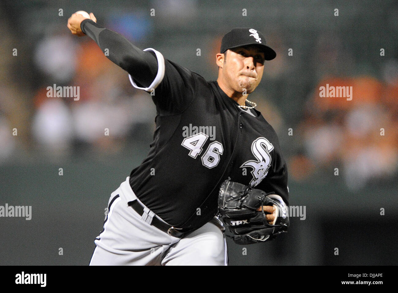 09 août 2010 - Baltimore, Maryland, États-Unis d'Amérique - Août 09, 2010 : Chicago White Sox relief pitcher Sergio Santos (46) fait un lancer au cours de la huitième manche du lundi nuit de match contre les Orioles de Baltimore à Camden Yards de Baltimore, MD. Les Baltimore Orioles défait les White Sox de Chicago 3-2 avec un walk off home run par le deuxième but Brian Roberts dans la tente Banque D'Images