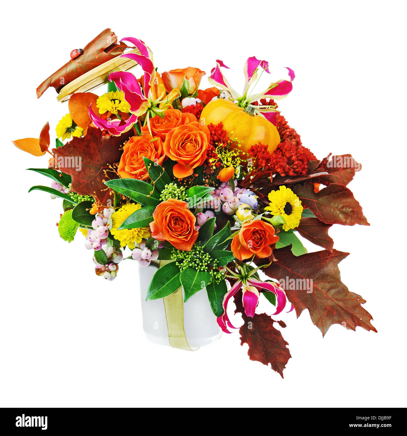 Arrangement de fleurs d'automne, légumes et fruits isolé sur fond blanc. Libre. Banque D'Images