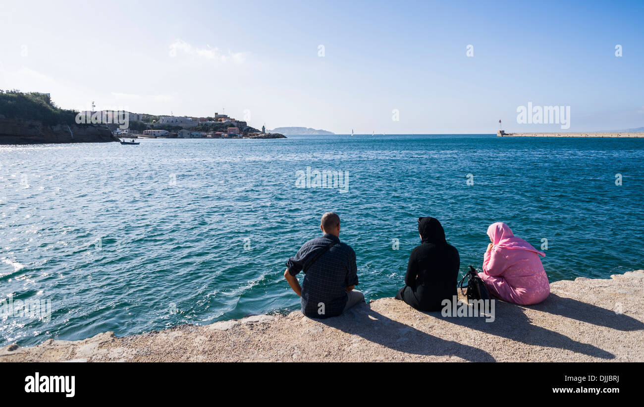 3 personnes près de Marseille Vieux port 2 femmes avec foulard Banque D'Images
