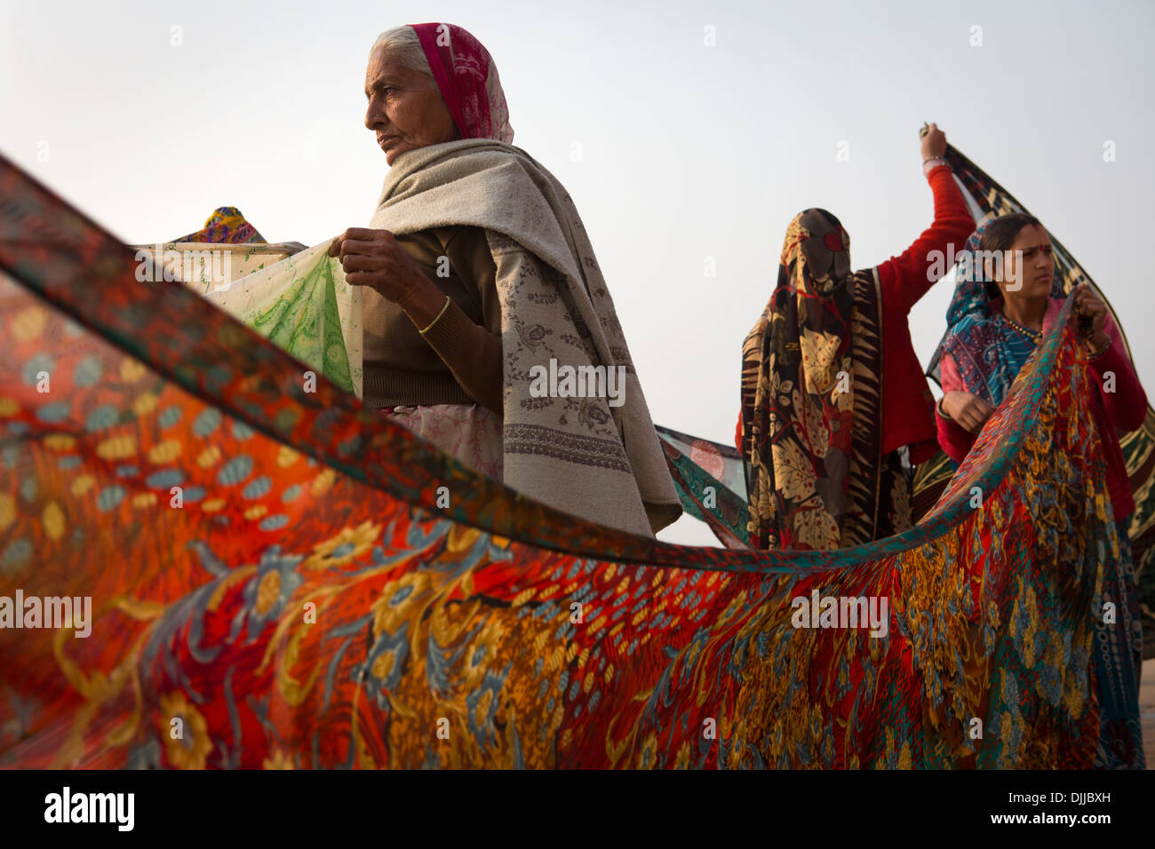 Un groupe de femmes garder le saris qui ont été lavés dans les eaux du Gange et ont séché sur les étapes. Banque D'Images