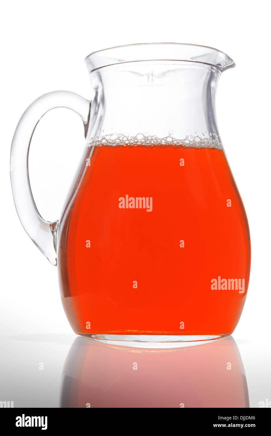 Un pichet de vin rouge maison isolated on white Banque D'Images