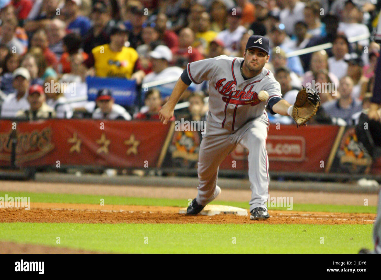 10 août 2010 - Houston, Texas, États-Unis d'Amérique - 10 août 2010 : Le joueur de premier but des Braves d'Atlanta Troy Glaus (25) s'étend et rend le sur première base dans la 7e manche. Les Braves d'Atlanta défait les Astros de Houston 4-2 au Minute Maid Park, Houston, Texas..Mandatory Crédit : Luis Leyva/Southcreek Global (Image Crédit : © Southcreek/ZUMApress.com) mondial Banque D'Images