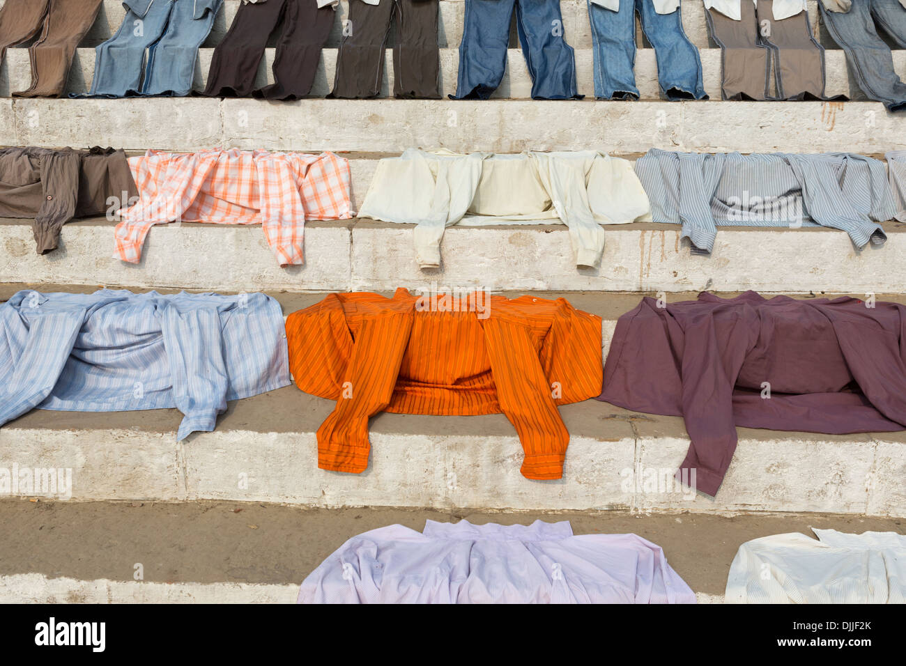 Les escaliers près du Gange sont utilisés pour mettre des vêtements secs a été lavé dans la rivière. Banque D'Images