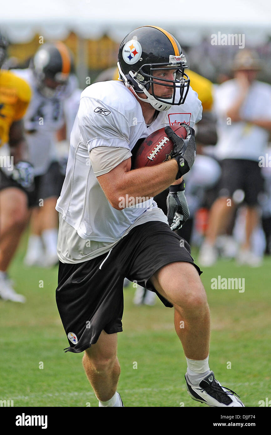 Le 11 août 2010 - Latrobe, Pennsylvanie, États-Unis d'Amérique - 11 août, 2010 : Pittsburgh Steelers' tight end HEATH MILLER (83) s'exécute avec le ballon au cours de camp d'entraînement à Saint Vincent College à Latrobe, PA...CRÉDIT OBLIGATOIRE : DEAN BEATTIE / SOUTHCREEK GLOBAL (Image Crédit : Â© Southcreek/ZUMApress.com) mondial Banque D'Images