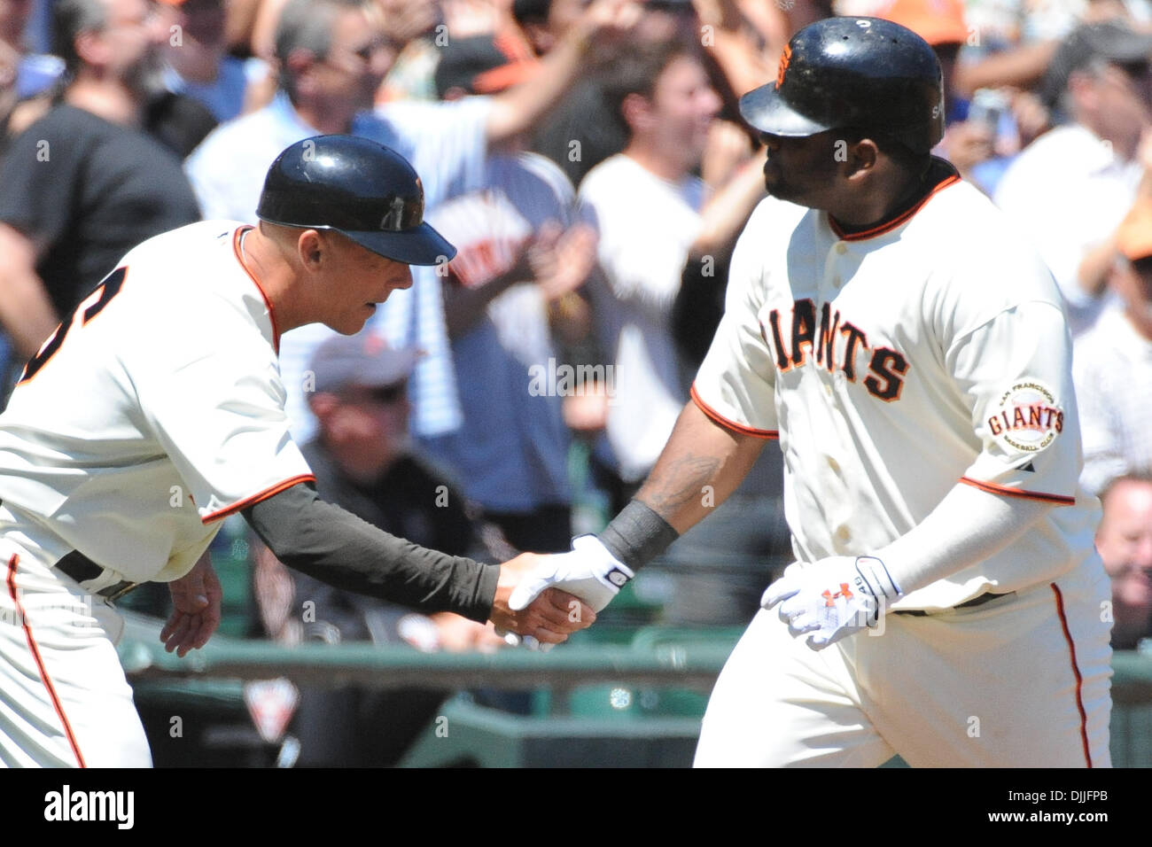 12 août 2010 - San Francisco, Californie, États-Unis d'Amérique - 12 août, 2010 : San Francisco Giants entraîneur de troisième Tim Flannery félicite PABLO SANDOVAL (# 48) sur son home run à AT&T Park à San Francisco, Californie. Les Giants de San Francisco a défait les Cubs de Chicago 8-7...crédit obligatoire : Charles Herskowitz / Southcreek Global (Image Crédit : © Southcreek Global/ZUM Banque D'Images