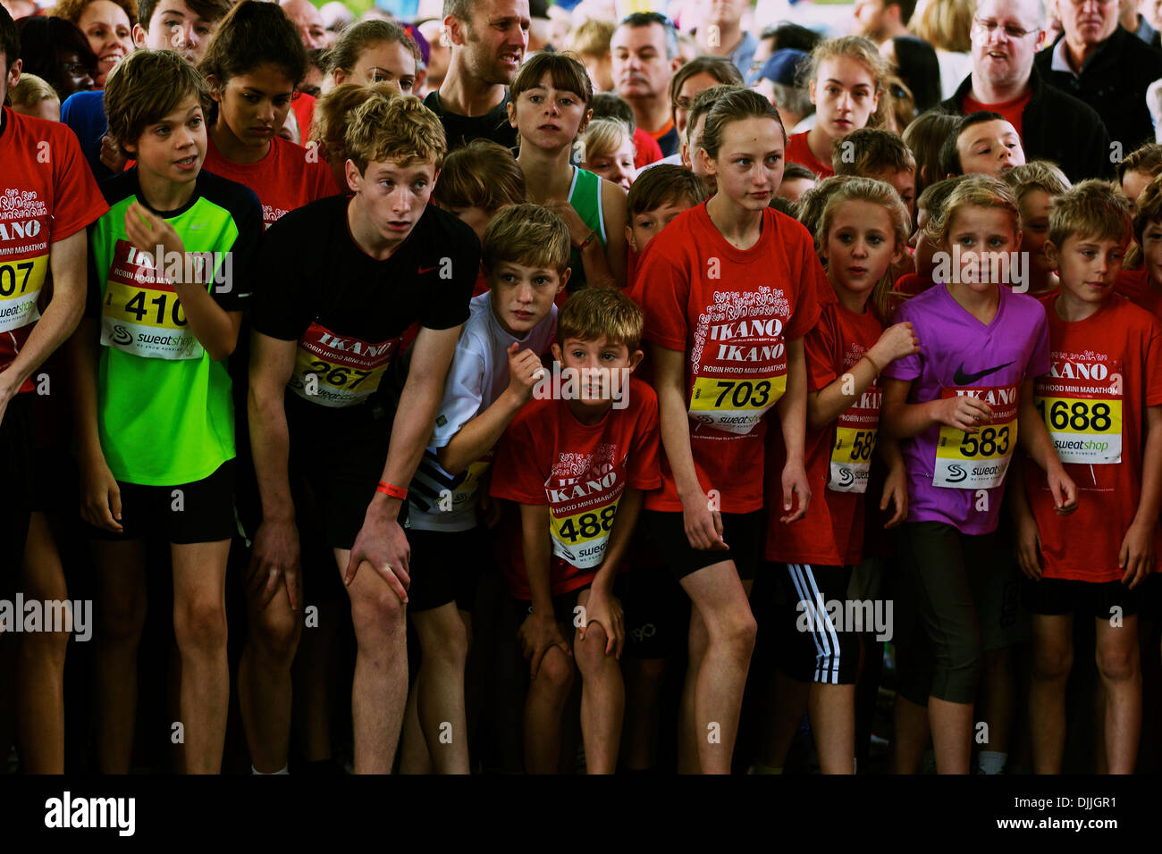 Les enfants sur la ligne de départ pour le Robin Hood's Kids Enfants mini marathon Nottinghamshire Nottingham East Midlands, Angleterre Banque D'Images