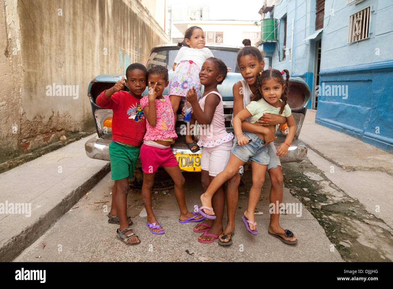 Les enfants cubains jouant dans un groupe dans la rue dans un quartier pauvre de La Havane, Cuba Caraïbes Banque D'Images
