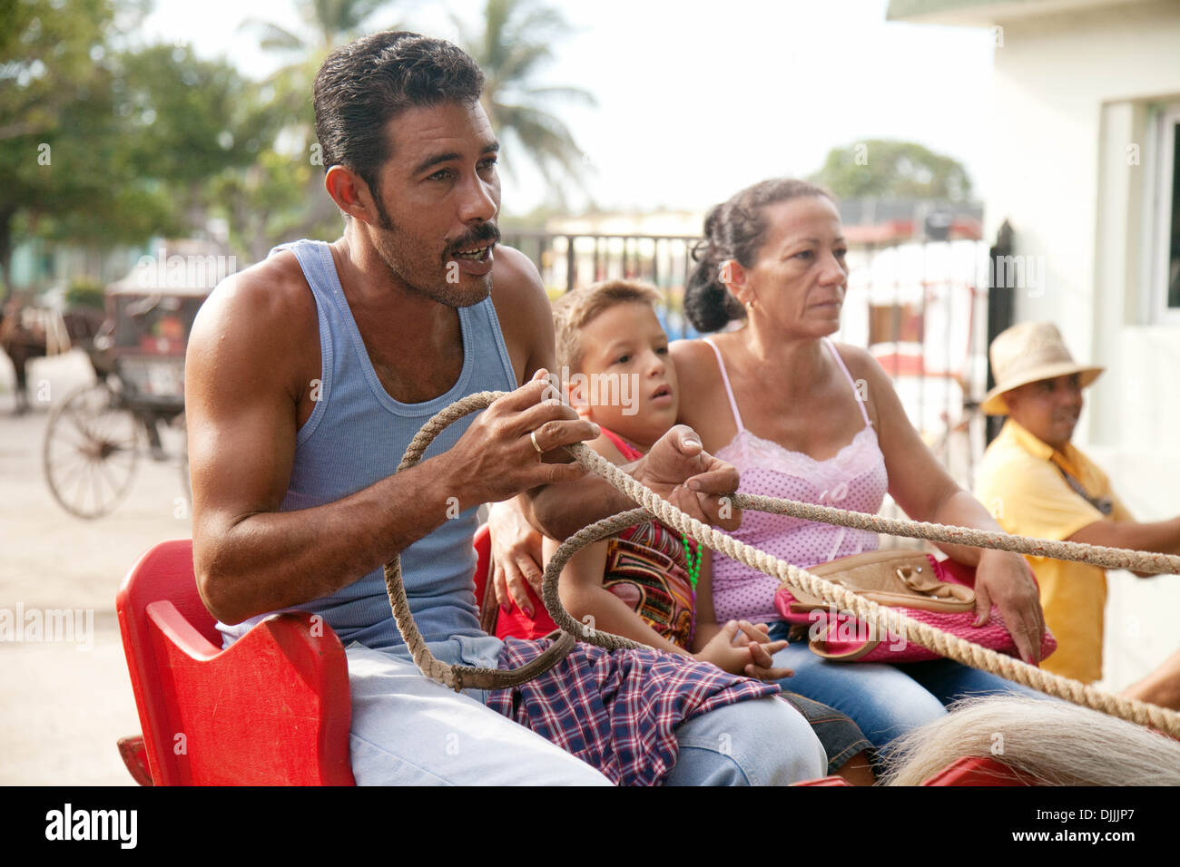 Cuba famille - mère, père et fils dans un cheval et un chariot, La Havane, Cuba, Caraïbes, Amérique Latine Banque D'Images