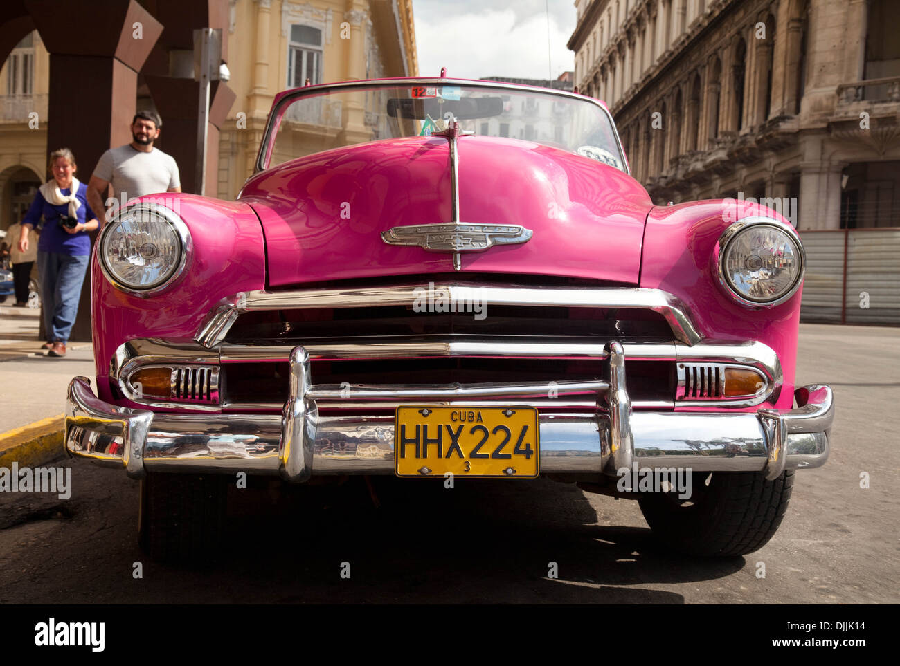 Une vieille voiture vintage Amérique - une Chevrolet Rose, garée dans la rue à La Havane, Cuba, Caraïbes Banque D'Images