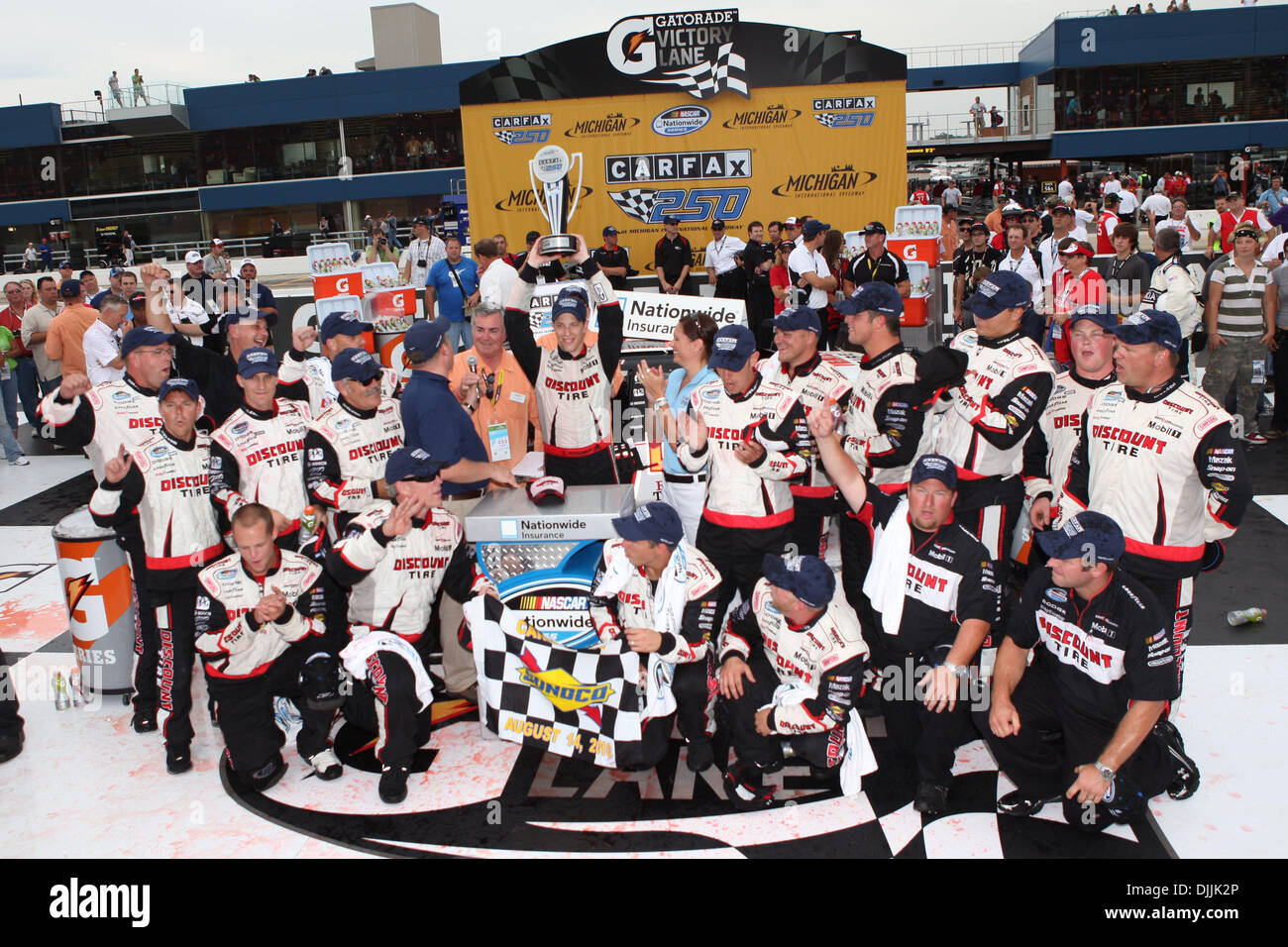 14 août 2010 - Brooklyn, Michigan, États-Unis d'Amérique - 14 août 2010 : Brad Keselowski pilote national célèbre après avoir remporté la voiture Fax 250 au Michigan International Speedway à Brooklyn, Michigan. Crédit obligatoire : Rey Del Rio / Southcreek Global (Image Crédit : © Southcreek/ZUMApress.com) mondial Banque D'Images