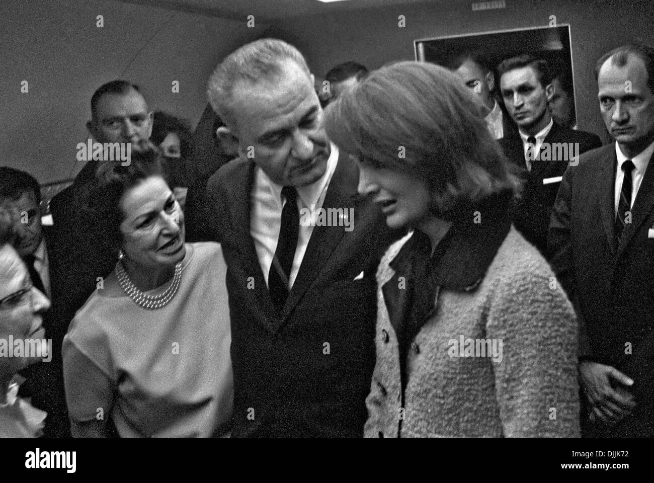 Le président américain Lyndon B. Johnson parle avec Jacqueline Kennedy après son assermentation en tant que président par le juge Sarah Hughes après la mort de John F. Kennedy à bord d'Air Force One le 22 novembre 1963 à Dallas, Texas. Lady Bird Johnson est sur la gauche. Banque D'Images